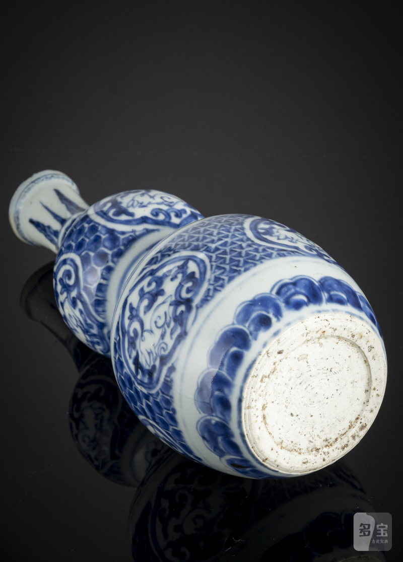 An underglaze blue gourd-shaped vase with hare motifs - 图4